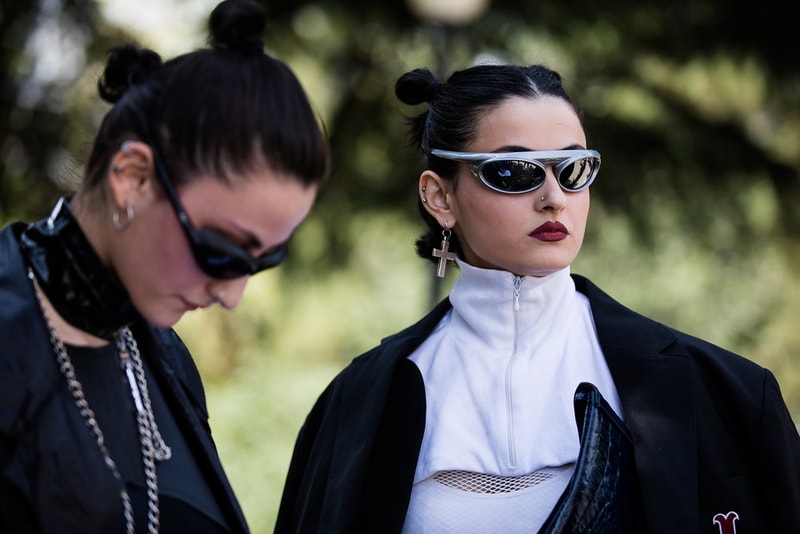 Streetsnaps：Tbilisi Fashion Week Fall/Winter 2018 デムナ・ヴァザリアを産んだジョージアのユース世代から垣間見えるファッション先進国には存在しない独自のスタイリングセンス 『HYPEBEAST』でトビリシのファッションウィークをレポートするのは初めての試みである。トビリシはヨーロッパとアジアの境に位置し、コーカサス山脈の村落や黒海のビーチで知られるジョージア（グルジア）の首都。また、Demna Gvasalia（デムナ・ヴァザリア）を産んだ国ということもあり、〈Vetements（ヴェトモン）〉や〈Balenciaga（バレンシアガ）〉の人気も高く、ストリートの文化が根付きだしている。また、旧ソビエト連邦の構成国という歴史的ルーツから、ユース世代は〈Gosha Rubchinskiy（ゴーシャ・ラブチンスキー）〉や〈adidas（アディダス）〉、〈Nike（ナイキ）〉を中心に、スポーツのエッセンスを積極的に取り入れている印象を受けた。  ファッション先進国に負けず劣らず、他国にはない独自の感性が垣間見えるトビリシのオフランウェイスナップを是非、上のフォトギャラリーからチェックしてみてほしい。  あわせて、今年3月に開催された東京ファッションウィークの#Streetsnapsもお見逃しなく。