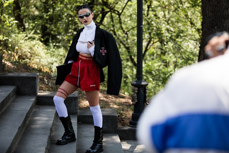Streetsnaps：Tbilisi Fashion Week Fall/Winter 2018 デムナ・ヴァザリアを産んだジョージアのユース世代から垣間見えるファッション先進国には存在しない独自のスタイリングセンス 『HYPEBEAST』でトビリシのファッションウィークをレポートするのは初めての試みである。トビリシはヨーロッパとアジアの境に位置し、コーカサス山脈の村落や黒海のビーチで知られるジョージア（グルジア）の首都。また、Demna Gvasalia（デムナ・ヴァザリア）を産んだ国ということもあり、〈Vetements（ヴェトモン）〉や〈Balenciaga（バレンシアガ）〉の人気も高く、ストリートの文化が根付きだしている。また、旧ソビエト連邦の構成国という歴史的ルーツから、ユース世代は〈Gosha Rubchinskiy（ゴーシャ・ラブチンスキー）〉や〈adidas（アディダス）〉、〈Nike（ナイキ）〉を中心に、スポーツのエッセンスを積極的に取り入れている印象を受けた。  ファッション先進国に負けず劣らず、他国にはない独自の感性が垣間見えるトビリシのオフランウェイスナップを是非、上のフォトギャラリーからチェックしてみてほしい。  あわせて、今年3月に開催された東京ファッションウィークの#Streetsnapsもお見逃しなく。