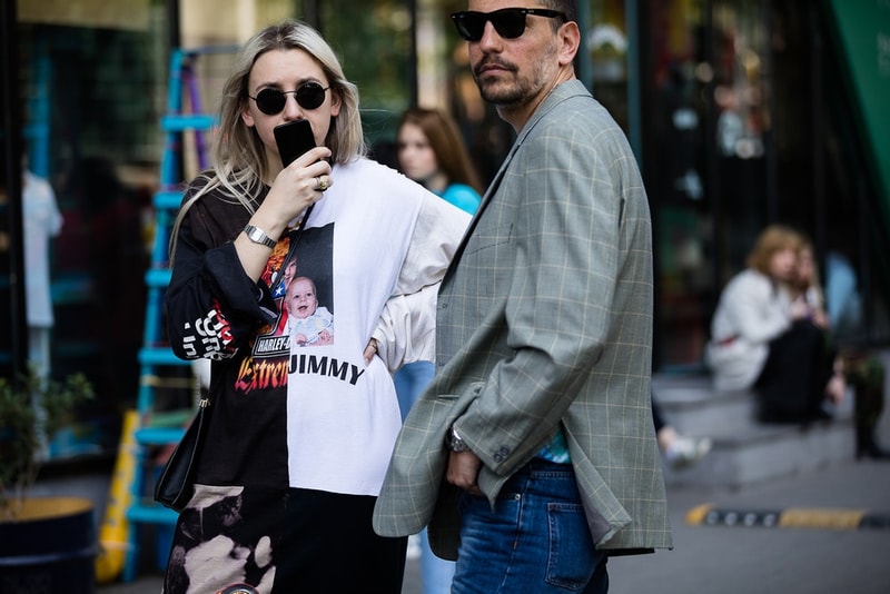 Streetsnaps：Tbilisi Fashion Week Fall/Winter 2018 デムナ・ヴァザリアを産んだジョージアのユース世代から垣間見えるファッション先進国には存在しない独自のスタイリングセンス 『HYPEBEAST』でトビリシのファッションウィークをレポートするのは初めての試みである。トビリシはヨーロッパとアジアの境に位置し、コーカサス山脈の村落や黒海のビーチで知られるジョージア（グルジア）の首都。また、Demna Gvasalia（デムナ・ヴァザリア）を産んだ国ということもあり、〈Vetements（ヴェトモン）〉や〈Balenciaga（バレンシアガ）〉の人気も高く、ストリートの文化が根付きだしている。また、旧ソビエト連邦の構成国という歴史的ルーツから、ユース世代は〈Gosha Rubchinskiy（ゴーシャ・ラブチンスキー）〉や〈adidas（アディダス）〉、〈Nike（ナイキ）〉を中心に、スポーツのエッセンスを積極的に取り入れている印象を受けた。  ファッション先進国に負けず劣らず、他国にはない独自の感性が垣間見えるトビリシのオフランウェイスナップを是非、上のフォトギャラリーからチェックしてみてほしい。  あわせて、今年3月に開催された東京ファッションウィークの#Streetsnapsもお見逃しなく。