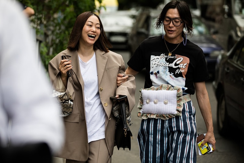 Streetsnaps：Tbilisi Fashion Week Fall/Winter 2018 デムナ・ヴァザリアを産んだジョージアのユース世代から垣間見えるファッション先進国には存在しない独自のスタイリングセンス 『HYPEBEAST』でトビリシのファッションウィークをレポートするのは初めての試みである。トビリシはヨーロッパとアジアの境に位置し、コーカサス山脈の村落や黒海のビーチで知られるジョージア（グルジア）の首都。また、Demna Gvasalia（デムナ・ヴァザリア）を産んだ国ということもあり、〈Vetements（ヴェトモン）〉や〈Balenciaga（バレンシアガ）〉の人気も高く、ストリートの文化が根付きだしている。また、旧ソビエト連邦の構成国という歴史的ルーツから、ユース世代は〈Gosha Rubchinskiy（ゴーシャ・ラブチンスキー）〉や〈adidas（アディダス）〉、〈Nike（ナイキ）〉を中心に、スポーツのエッセンスを積極的に取り入れている印象を受けた。  ファッション先進国に負けず劣らず、他国にはない独自の感性が垣間見えるトビリシのオフランウェイスナップを是非、上のフォトギャラリーからチェックしてみてほしい。  あわせて、今年3月に開催された東京ファッションウィークの#Streetsnapsもお見逃しなく。