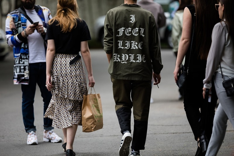 Streetsnaps：Tbilisi Fashion Week Fall/Winter 2018 デムナ・ヴァザリアを産んだジョージアのユース世代から垣間見えるファッション先進国には存在しない独自のスタイリングセンス 『HYPEBEAST』でトビリシのファッションウィークをレポートするのは初めての試みである。トビリシはヨーロッパとアジアの境に位置し、コーカサス山脈の村落や黒海のビーチで知られるジョージア（グルジア）の首都。また、Demna Gvasalia（デムナ・ヴァザリア）を産んだ国ということもあり、〈Vetements（ヴェトモン）〉や〈Balenciaga（バレンシアガ）〉の人気も高く、ストリートの文化が根付きだしている。また、旧ソビエト連邦の構成国という歴史的ルーツから、ユース世代は〈Gosha Rubchinskiy（ゴーシャ・ラブチンスキー）〉や〈adidas（アディダス）〉、〈Nike（ナイキ）〉を中心に、スポーツのエッセンスを積極的に取り入れている印象を受けた。  ファッション先進国に負けず劣らず、他国にはない独自の感性が垣間見えるトビリシのオフランウェイスナップを是非、上のフォトギャラリーからチェックしてみてほしい。  あわせて、今年3月に開催された東京ファッションウィークの#Streetsnapsもお見逃しなく。