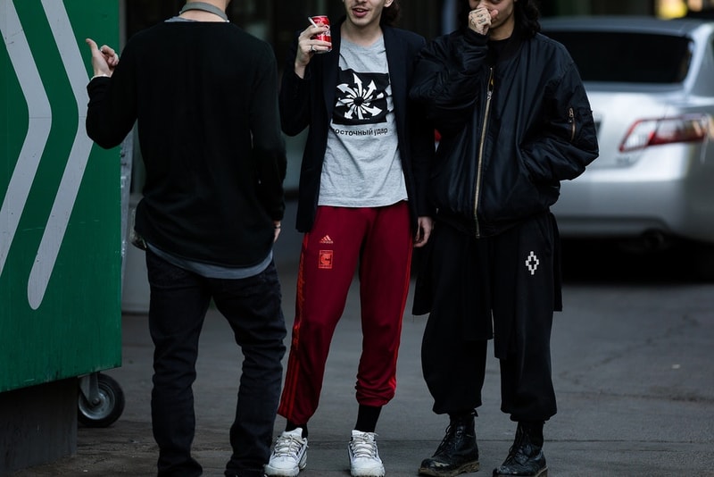 Streetsnaps：Tbilisi Fashion Week Fall/Winter 2018 デムナ・ヴァザリアを産んだジョージアのユース世代から垣間見えるファッション先進国には存在しない独自のスタイリングセンス 『HYPEBEAST』でトビリシのファッションウィークをレポートするのは初めての試みである。トビリシはヨーロッパとアジアの境に位置し、コーカサス山脈の村落や黒海のビーチで知られるジョージア（グルジア）の首都。また、Demna Gvasalia（デムナ・ヴァザリア）を産んだ国ということもあり、〈Vetements（ヴェトモン）〉や〈Balenciaga（バレンシアガ）〉の人気も高く、ストリートの文化が根付きだしている。また、旧ソビエト連邦の構成国という歴史的ルーツから、ユース世代は〈Gosha Rubchinskiy（ゴーシャ・ラブチンスキー）〉や〈adidas（アディダス）〉、〈Nike（ナイキ）〉を中心に、スポーツのエッセンスを積極的に取り入れている印象を受けた。  ファッション先進国に負けず劣らず、他国にはない独自の感性が垣間見えるトビリシのオフランウェイスナップを是非、上のフォトギャラリーからチェックしてみてほしい。  あわせて、今年3月に開催された東京ファッションウィークの#Streetsnapsもお見逃しなく。
