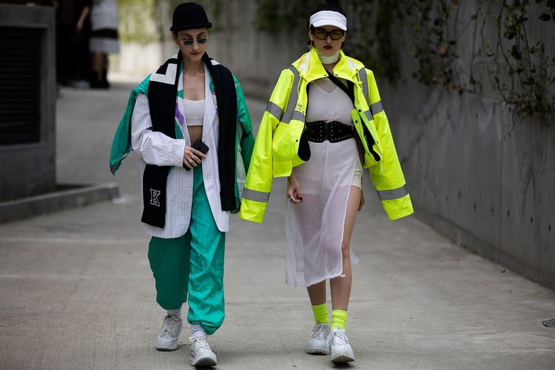Streetsnaps：Tbilisi Fashion Week Fall/Winter 2018 デムナ・ヴァザリアを産んだジョージアのユース世代から垣間見えるファッション先進国には存在しない独自のスタイリングセンス 『HYPEBEAST』でトビリシのファッションウィークをレポートするのは初めての試みである。トビリシはヨーロッパとアジアの境に位置し、コーカサス山脈の村落や黒海のビーチで知られるジョージア（グルジア）の首都。また、Demna Gvasalia（デムナ・ヴァザリア）を産んだ国ということもあり、〈Vetements（ヴェトモン）〉や〈Balenciaga（バレンシアガ）〉の人気も高く、ストリートの文化が根付きだしている。また、旧ソビエト連邦の構成国という歴史的ルーツから、ユース世代は〈Gosha Rubchinskiy（ゴーシャ・ラブチンスキー）〉や〈adidas（アディダス）〉、〈Nike（ナイキ）〉を中心に、スポーツのエッセンスを積極的に取り入れている印象を受けた。  ファッション先進国に負けず劣らず、他国にはない独自の感性が垣間見えるトビリシのオフランウェイスナップを是非、上のフォトギャラリーからチェックしてみてほしい。  あわせて、今年3月に開催された東京ファッションウィークの#Streetsnapsもお見逃しなく。
