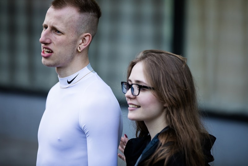 Streetsnaps：Tbilisi Fashion Week Fall/Winter 2018 デムナ・ヴァザリアを産んだジョージアのユース世代から垣間見えるファッション先進国には存在しない独自のスタイリングセンス 『HYPEBEAST』でトビリシのファッションウィークをレポートするのは初めての試みである。トビリシはヨーロッパとアジアの境に位置し、コーカサス山脈の村落や黒海のビーチで知られるジョージア（グルジア）の首都。また、Demna Gvasalia（デムナ・ヴァザリア）を産んだ国ということもあり、〈Vetements（ヴェトモン）〉や〈Balenciaga（バレンシアガ）〉の人気も高く、ストリートの文化が根付きだしている。また、旧ソビエト連邦の構成国という歴史的ルーツから、ユース世代は〈Gosha Rubchinskiy（ゴーシャ・ラブチンスキー）〉や〈adidas（アディダス）〉、〈Nike（ナイキ）〉を中心に、スポーツのエッセンスを積極的に取り入れている印象を受けた。  ファッション先進国に負けず劣らず、他国にはない独自の感性が垣間見えるトビリシのオフランウェイスナップを是非、上のフォトギャラリーからチェックしてみてほしい。  あわせて、今年3月に開催された東京ファッションウィークの#Streetsnapsもお見逃しなく。