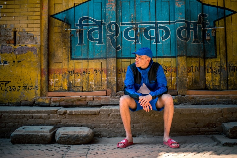 仏教祈りの旗に着想を得た The North Face “Khumbu” パックが登場 ファッションや高機能とはかけ離れたネパールのメインストリートで撮影を敢行 Supreme シュプリーム 2018年春コレクション BEAMS ビームス The North Face ザ・ノース・フェイス Khumbu カンブ ネパール カンブバリー カトマンズ通り ホワイト レッド ブルー イエロー グリーン ヒマラヤ 仏教祈りの旗 タルチョ マウンテンジャケット ラグランフーディ スライドサンダル バケットハット パネルキャップ HYPEBEAST ハイプビースト