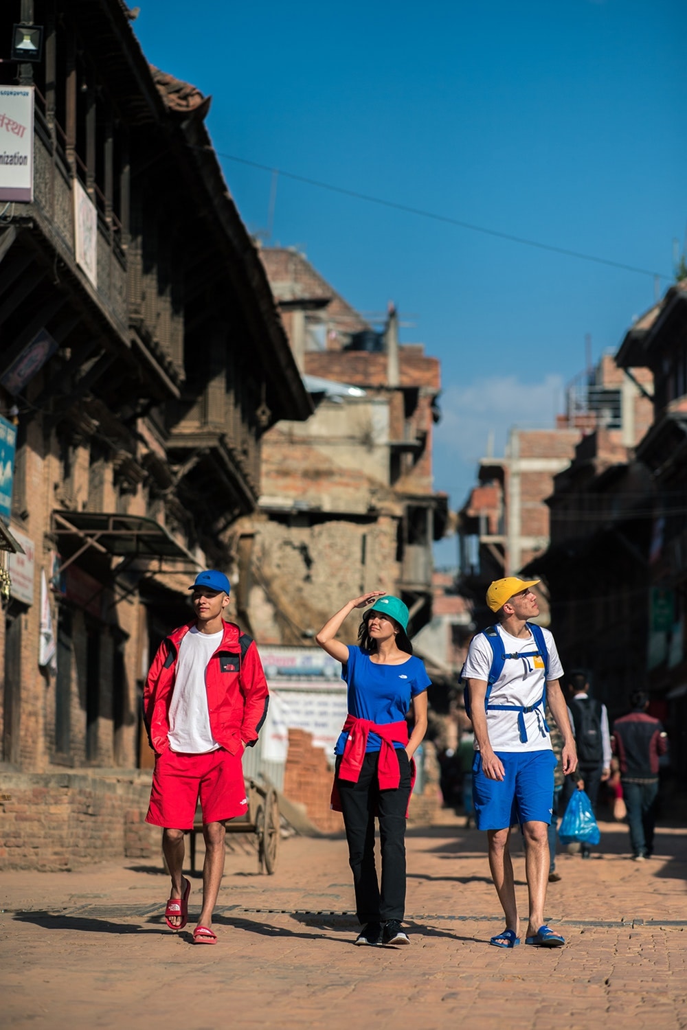 仏教祈りの旗に着想を得た The North Face “Khumbu” パックが登場 ファッションや高機能とはかけ離れたネパールのメインストリートで撮影を敢行 Supreme シュプリーム 2018年春コレクション BEAMS ビームス The North Face ザ・ノース・フェイス Khumbu カンブ ネパール カンブバリー カトマンズ通り ホワイト レッド ブルー イエロー グリーン ヒマラヤ 仏教祈りの旗 タルチョ マウンテンジャケット ラグランフーディ スライドサンダル バケットハット パネルキャップ HYPEBEAST ハイプビースト