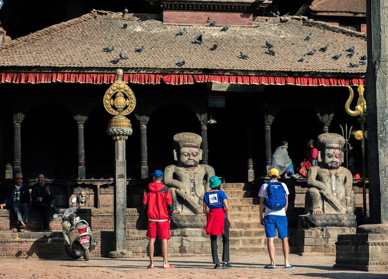 仏教祈りの旗に着想を得た The North Face “Khumbu” パックが登場 ファッションや高機能とはかけ離れたネパールのメインストリートで撮影を敢行 Supreme シュプリーム 2018年春コレクション BEAMS ビームス The North Face ザ・ノース・フェイス Khumbu カンブ ネパール カンブバリー カトマンズ通り ホワイト レッド ブルー イエロー グリーン ヒマラヤ 仏教祈りの旗 タルチョ マウンテンジャケット ラグランフーディ スライドサンダル バケットハット パネルキャップ HYPEBEAST ハイプビースト