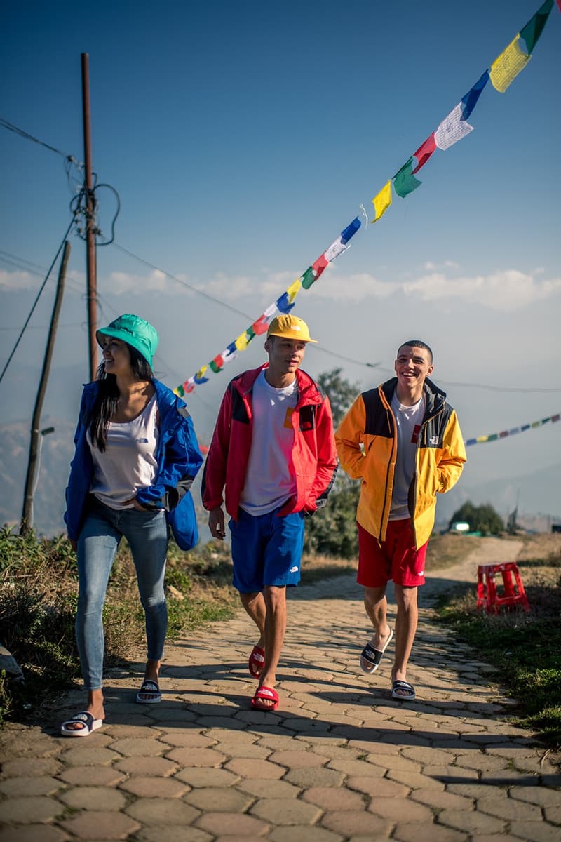 仏教祈りの旗に着想を得た The North Face “Khumbu” パックが登場 ファッションや高機能とはかけ離れたネパールのメインストリートで撮影を敢行 Supreme シュプリーム 2018年春コレクション BEAMS ビームス The North Face ザ・ノース・フェイス Khumbu カンブ ネパール カンブバリー カトマンズ通り ホワイト レッド ブルー イエロー グリーン ヒマラヤ 仏教祈りの旗 タルチョ マウンテンジャケット ラグランフーディ スライドサンダル バケットハット パネルキャップ HYPEBEAST ハイプビースト
