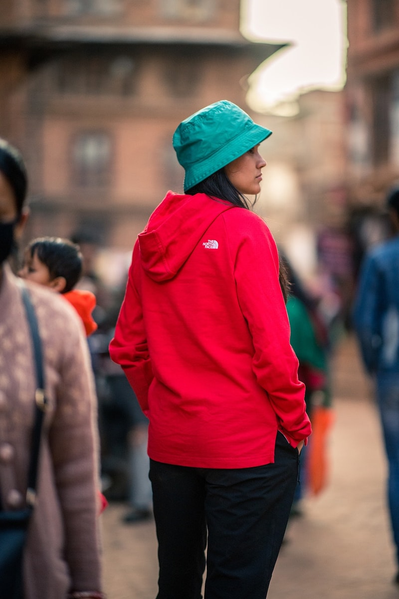 仏教祈りの旗に着想を得た The North Face “Khumbu” パックが登場 ファッションや高機能とはかけ離れたネパールのメインストリートで撮影を敢行 Supreme シュプリーム 2018年春コレクション BEAMS ビームス The North Face ザ・ノース・フェイス Khumbu カンブ ネパール カンブバリー カトマンズ通り ホワイト レッド ブルー イエロー グリーン ヒマラヤ 仏教祈りの旗 タルチョ マウンテンジャケット ラグランフーディ スライドサンダル バケットハット パネルキャップ HYPEBEAST ハイプビースト