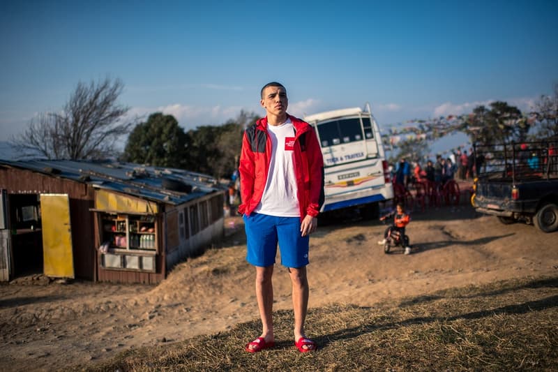 仏教祈りの旗に着想を得た The North Face “Khumbu” パックが登場 ファッションや高機能とはかけ離れたネパールのメインストリートで撮影を敢行 Supreme シュプリーム 2018年春コレクション BEAMS ビームス The North Face ザ・ノース・フェイス Khumbu カンブ ネパール カンブバリー カトマンズ通り ホワイト レッド ブルー イエロー グリーン ヒマラヤ 仏教祈りの旗 タルチョ マウンテンジャケット ラグランフーディ スライドサンダル バケットハット パネルキャップ HYPEBEAST ハイプビースト