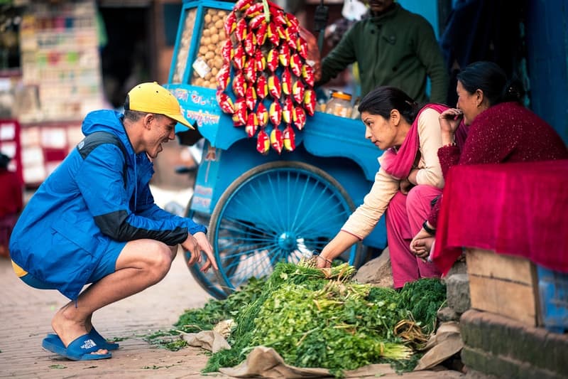 仏教祈りの旗に着想を得た The North Face “Khumbu” パックが登場 ファッションや高機能とはかけ離れたネパールのメインストリートで撮影を敢行 Supreme シュプリーム 2018年春コレクション BEAMS ビームス The North Face ザ・ノース・フェイス Khumbu カンブ ネパール カンブバリー カトマンズ通り ホワイト レッド ブルー イエロー グリーン ヒマラヤ 仏教祈りの旗 タルチョ マウンテンジャケット ラグランフーディ スライドサンダル バケットハット パネルキャップ HYPEBEAST ハイプビースト