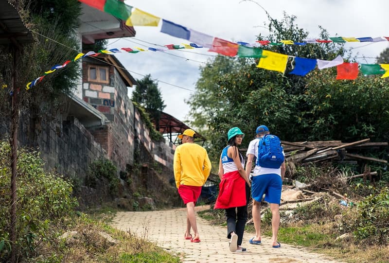 仏教祈りの旗に着想を得た The North Face “Khumbu” パックが登場 ファッションや高機能とはかけ離れたネパールのメインストリートで撮影を敢行 Supreme シュプリーム 2018年春コレクション BEAMS ビームス The North Face ザ・ノース・フェイス Khumbu カンブ ネパール カンブバリー カトマンズ通り ホワイト レッド ブルー イエロー グリーン ヒマラヤ 仏教祈りの旗 タルチョ マウンテンジャケット ラグランフーディ スライドサンダル バケットハット パネルキャップ HYPEBEAST ハイプビースト