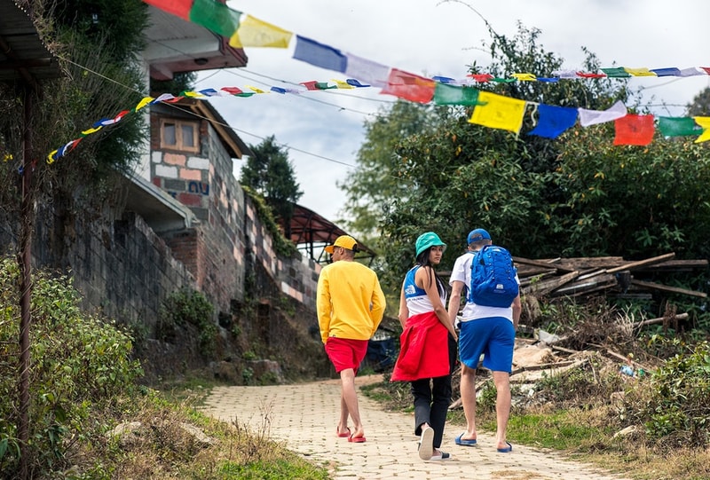 仏教祈りの旗に着想を得た The North Face “Khumbu” パックが登場 ファッションや高機能とはかけ離れたネパールのメインストリートで撮影を敢行 Supreme シュプリーム 2018年春コレクション BEAMS ビームス The North Face ザ・ノース・フェイス Khumbu カンブ ネパール カンブバリー カトマンズ通り ホワイト レッド ブルー イエロー グリーン ヒマラヤ 仏教祈りの旗 タルチョ マウンテンジャケット ラグランフーディ スライドサンダル バケットハット パネルキャップ HYPEBEAST ハイプビースト