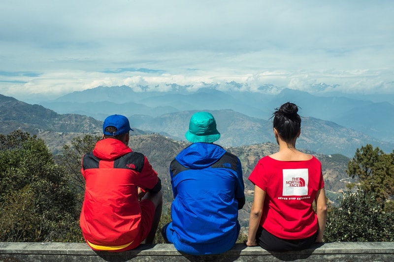 仏教祈りの旗に着想を得た The North Face “Khumbu” パックが登場 ファッションや高機能とはかけ離れたネパールのメインストリートで撮影を敢行 Supreme シュプリーム 2018年春コレクション BEAMS ビームス The North Face ザ・ノース・フェイス Khumbu カンブ ネパール カンブバリー カトマンズ通り ホワイト レッド ブルー イエロー グリーン ヒマラヤ 仏教祈りの旗 タルチョ マウンテンジャケット ラグランフーディ スライドサンダル バケットハット パネルキャップ HYPEBEAST ハイプビースト