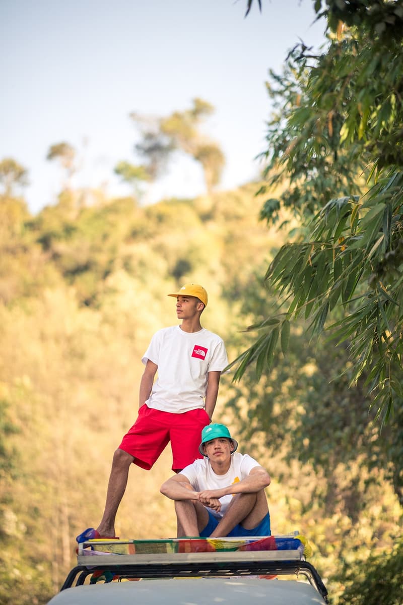 仏教祈りの旗に着想を得た The North Face “Khumbu” パックが登場 ファッションや高機能とはかけ離れたネパールのメインストリートで撮影を敢行 Supreme シュプリーム 2018年春コレクション BEAMS ビームス The North Face ザ・ノース・フェイス Khumbu カンブ ネパール カンブバリー カトマンズ通り ホワイト レッド ブルー イエロー グリーン ヒマラヤ 仏教祈りの旗 タルチョ マウンテンジャケット ラグランフーディ スライドサンダル バケットハット パネルキャップ HYPEBEAST ハイプビースト