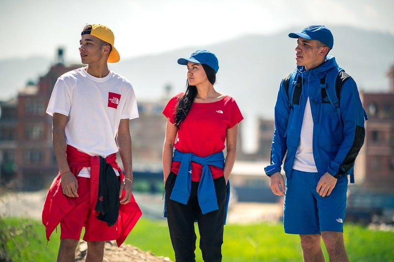 仏教祈りの旗に着想を得た The North Face “Khumbu” パックが登場 ファッションや高機能とはかけ離れたネパールのメインストリートで撮影を敢行 Supreme シュプリーム 2018年春コレクション BEAMS ビームス The North Face ザ・ノース・フェイス Khumbu カンブ ネパール カンブバリー カトマンズ通り ホワイト レッド ブルー イエロー グリーン ヒマラヤ 仏教祈りの旗 タルチョ マウンテンジャケット ラグランフーディ スライドサンダル バケットハット パネルキャップ HYPEBEAST ハイプビースト