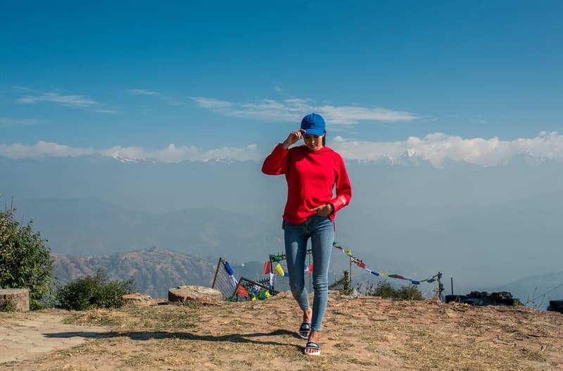 仏教祈りの旗に着想を得た The North Face “Khumbu” パックが登場 ファッションや高機能とはかけ離れたネパールのメインストリートで撮影を敢行 Supreme シュプリーム 2018年春コレクション BEAMS ビームス The North Face ザ・ノース・フェイス Khumbu カンブ ネパール カンブバリー カトマンズ通り ホワイト レッド ブルー イエロー グリーン ヒマラヤ 仏教祈りの旗 タルチョ マウンテンジャケット ラグランフーディ スライドサンダル バケットハット パネルキャップ HYPEBEAST ハイプビースト