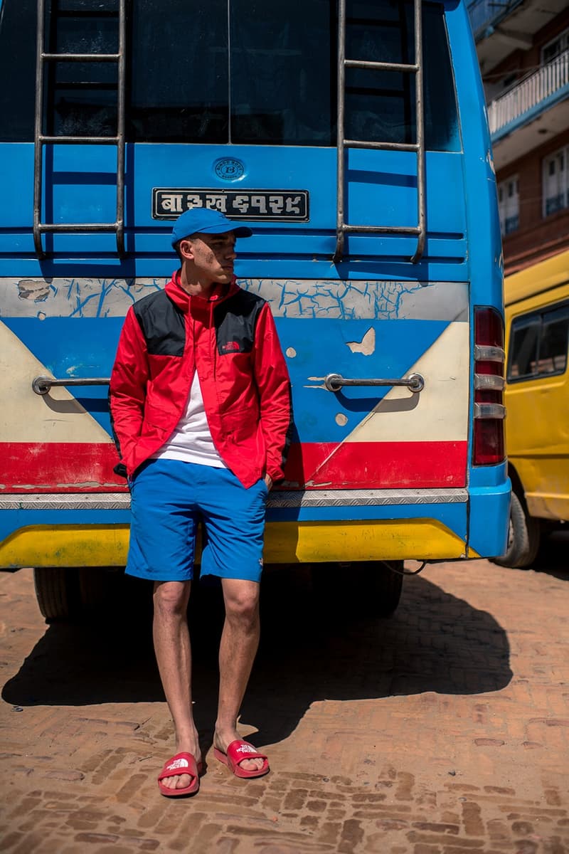 仏教祈りの旗に着想を得た The North Face “Khumbu” パックが登場 ファッションや高機能とはかけ離れたネパールのメインストリートで撮影を敢行 Supreme シュプリーム 2018年春コレクション BEAMS ビームス The North Face ザ・ノース・フェイス Khumbu カンブ ネパール カンブバリー カトマンズ通り ホワイト レッド ブルー イエロー グリーン ヒマラヤ 仏教祈りの旗 タルチョ マウンテンジャケット ラグランフーディ スライドサンダル バケットハット パネルキャップ HYPEBEAST ハイプビースト