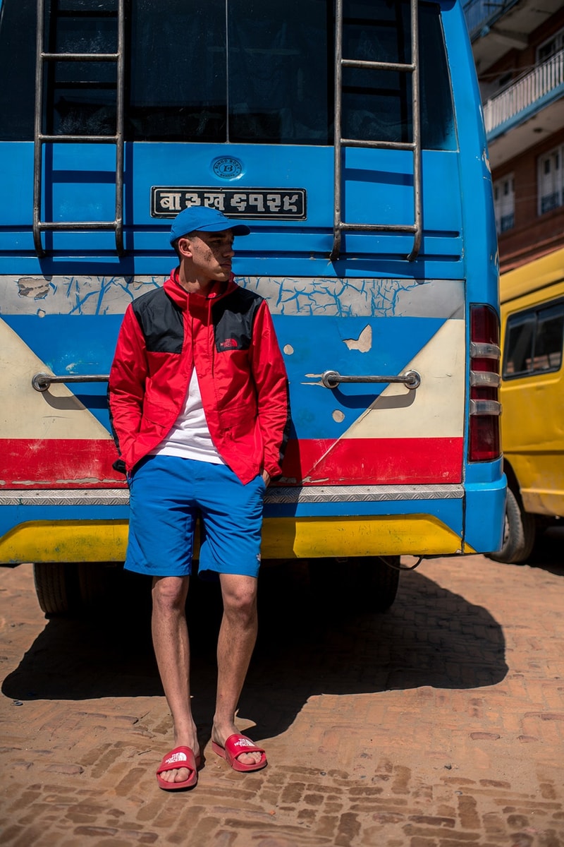 仏教祈りの旗に着想を得た The North Face “Khumbu” パックが登場 ファッションや高機能とはかけ離れたネパールのメインストリートで撮影を敢行 Supreme シュプリーム 2018年春コレクション BEAMS ビームス The North Face ザ・ノース・フェイス Khumbu カンブ ネパール カンブバリー カトマンズ通り ホワイト レッド ブルー イエロー グリーン ヒマラヤ 仏教祈りの旗 タルチョ マウンテンジャケット ラグランフーディ スライドサンダル バケットハット パネルキャップ HYPEBEAST ハイプビースト