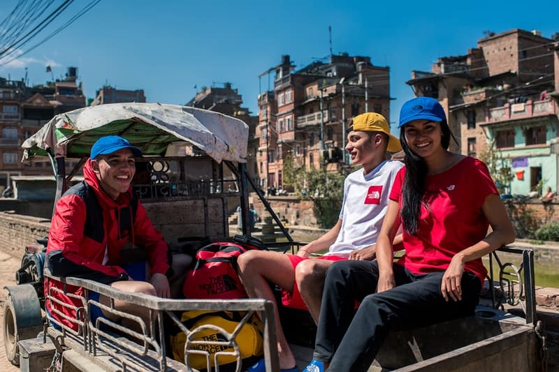 仏教祈りの旗に着想を得た The North Face “Khumbu” パックが登場 ファッションや高機能とはかけ離れたネパールのメインストリートで撮影を敢行 Supreme シュプリーム 2018年春コレクション BEAMS ビームス The North Face ザ・ノース・フェイス Khumbu カンブ ネパール カンブバリー カトマンズ通り ホワイト レッド ブルー イエロー グリーン ヒマラヤ 仏教祈りの旗 タルチョ マウンテンジャケット ラグランフーディ スライドサンダル バケットハット パネルキャップ HYPEBEAST ハイプビースト