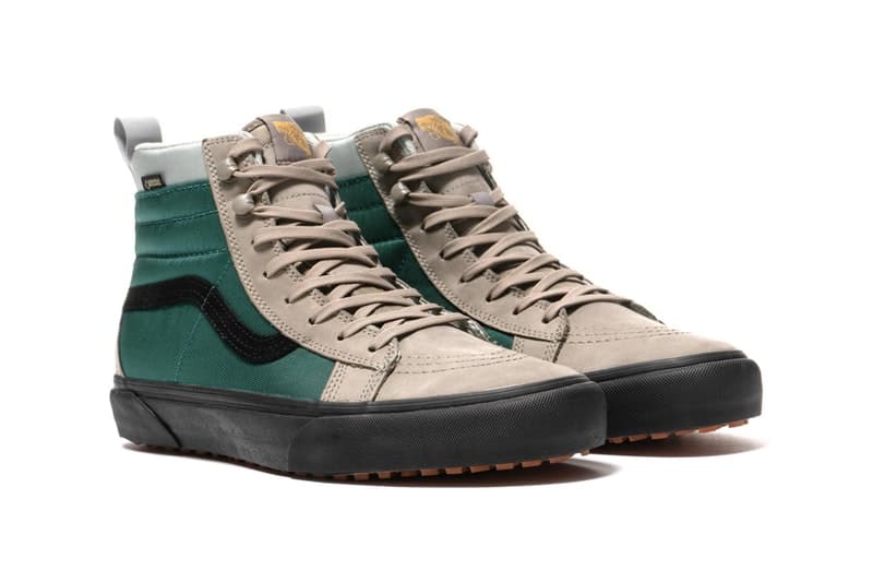 本格的な梅雨とレジャーシーズンに先駆けてアウトドアをテーマにしたSk8-HiとOld Skoolが登場 Vans Vault が GORE-TEX® を採用した限定カプセルをリリース 日本列島もいようよ沖縄から梅雨入り。Tシャツの前に悪天候用のシューズを買い足したい、そう思っている人も少なくないのではないだろうか。〈Vans Vault(ヴァンズ ボルト)〉から登場したGORE-TEX®を纏うSk8-HiとOld Skoolは、日頃キャンバスモデルを愛用している人にぴったりな一足だろう。アウトドアをテーマに総合的なアップデートを施した本作は、一部に上質なヌバック素材があしらわれ、衝撃吸収性に優れた軽量なULTRACUSHをミッドソールに採用。Sk8-Hi、Old Skoolともにベージュ/グリーンとブラックの全2色展開となっており、現在『HAVEN』のオンラインストアを含む一部取扱店舗にて販売中だ。レジャーシーズンの活躍も期待できるモデルだけに、前向きに購入を検討してみてはいかがだろうか。 あわせて、5月10日(木)からは〈CONVERSE ADDICT(コンバース アディクト)〉からもGORE-TEX®を採用したChuck Taylorがリリースされるので、こちらもお見逃しなく。