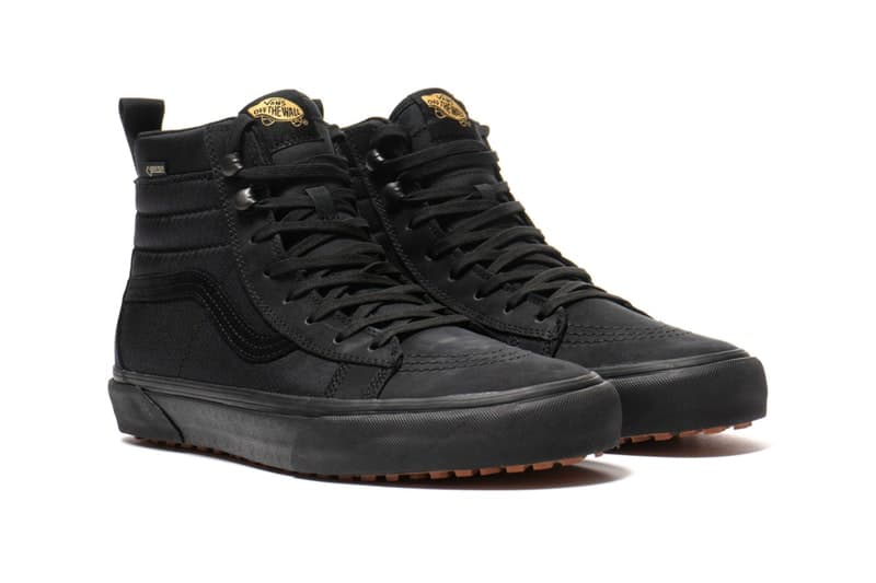 本格的な梅雨とレジャーシーズンに先駆けてアウトドアをテーマにしたSk8-HiとOld Skoolが登場 Vans Vault が GORE-TEX® を採用した限定カプセルをリリース 日本列島もいようよ沖縄から梅雨入り。Tシャツの前に悪天候用のシューズを買い足したい、そう思っている人も少なくないのではないだろうか。〈Vans Vault（ヴァンズ ボルト）〉から登場したGORE-TEX®を纏うSk8-HiとOld Skoolは、日頃キャンバスモデルを愛用している人にぴったりな一足だろう。アウトドアをテーマに総合的なアップデートを施した本作は、一部に上質なヌバック素材があしらわれ、衝撃吸収性に優れた軽量なULTRACUSHをミッドソールに採用。Sk8-Hi、Old Skoolともにベージュ/グリーンとブラックの全2色展開となっており、現在『HAVEN』のオンラインストアを含む一部取扱店舗にて販売中だ。レジャーシーズンの活躍も期待できるモデルだけに、前向きに購入を検討してみてはいかがだろうか。  あわせて、5月10日（木）からは〈CONVERSE ADDICT（コンバース　アディクト）〉からもGORE-TEX®を採用したChuck Taylorがリリースされるので、こちらもお見逃しなく。