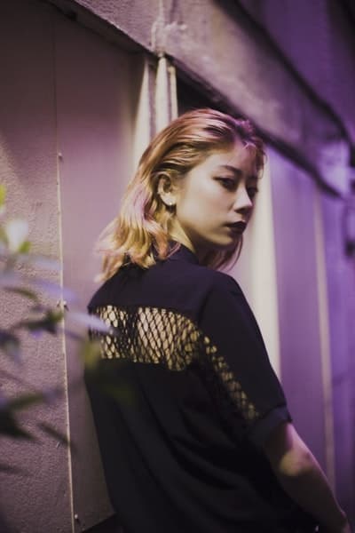 パターンを再構築して“動”の要素を生み出した Ground Y x FRED PERRY コラボコレクション第2弾 〈Fred Perry〉が誇る伝統のプレッピー/トラッドアイテムに山本耀司のDNAをつぎ込んだモードなアイテムがラインアップ 世界に名を轟かす巨匠デザイナー、山本耀司のDNAを引き継いだ〈Ground Y（グラウンド ワイ）〉とイギリスの代表的ブランド〈Fred Perry（フレッド ペリー）〉が、コラボレーション企画第2弾となる“Ground Y ☓ FRED PERRY 2018SS Collection”を発表。  2017年春夏コレクション以来となる本カプセルは、“Partial Destruction（半壊）”がテーマ。もはや説明不要の〈Fred Perry〉のシグネチャーピース、ポロシャツに異素材をブレンドするなど、定番アイテムを半壊し新たな視点から再構築したプロダクトが揃う。その他にもドレープを入れることでモード感が生まれたトラックスーツ、山本耀司の手書きロゴのプリントと〈Fred Perry〉のシンボルが刺繍されたトートバッグやカットソー、レザースニーカーも展開。また、ルックブックには、モデルのSUMIREと俳優の佐藤緋美を姉弟で起用している。  本コレクションは、6月1日（金）より〈Ground Y〉直営店舗、および 〈Fred Perry〉東京店、大阪店にて販売開始。まずは上のフォトロールよりルックブックをチェックし、リリースに備えて気になるアイテムを抑えておこう。  あわせて、〈Y-3（ワイスリー）〉から登場した新作スニーカー、Bashyoもお買い逃しのないように。