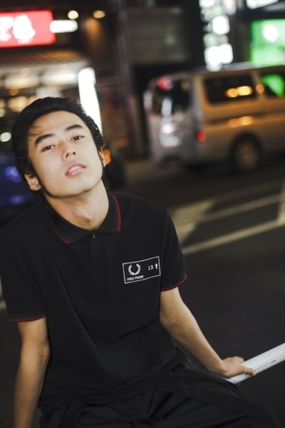 パターンを再構築して“動”の要素を生み出した Ground Y x FRED PERRY コラボコレクション第2弾 〈Fred Perry〉が誇る伝統のプレッピー/トラッドアイテムに山本耀司のDNAをつぎ込んだモードなアイテムがラインアップ 世界に名を轟かす巨匠デザイナー、山本耀司のDNAを引き継いだ〈Ground Y（グラウンド ワイ）〉とイギリスの代表的ブランド〈Fred Perry（フレッド ペリー）〉が、コラボレーション企画第2弾となる“Ground Y ☓ FRED PERRY 2018SS Collection”を発表。  2017年春夏コレクション以来となる本カプセルは、“Partial Destruction（半壊）”がテーマ。もはや説明不要の〈Fred Perry〉のシグネチャーピース、ポロシャツに異素材をブレンドするなど、定番アイテムを半壊し新たな視点から再構築したプロダクトが揃う。その他にもドレープを入れることでモード感が生まれたトラックスーツ、山本耀司の手書きロゴのプリントと〈Fred Perry〉のシンボルが刺繍されたトートバッグやカットソー、レザースニーカーも展開。また、ルックブックには、モデルのSUMIREと俳優の佐藤緋美を姉弟で起用している。  本コレクションは、6月1日（金）より〈Ground Y〉直営店舗、および 〈Fred Perry〉東京店、大阪店にて販売開始。まずは上のフォトロールよりルックブックをチェックし、リリースに備えて気になるアイテムを抑えておこう。  あわせて、〈Y-3（ワイスリー）〉から登場した新作スニーカー、Bashyoもお買い逃しのないように。