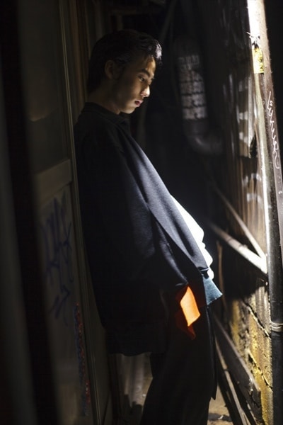 パターンを再構築して“動”の要素を生み出した Ground Y x FRED PERRY コラボコレクション第2弾 〈Fred Perry〉が誇る伝統のプレッピー/トラッドアイテムに山本耀司のDNAをつぎ込んだモードなアイテムがラインアップ 世界に名を轟かす巨匠デザイナー、山本耀司のDNAを引き継いだ〈Ground Y（グラウンド ワイ）〉とイギリスの代表的ブランド〈Fred Perry（フレッド ペリー）〉が、コラボレーション企画第2弾となる“Ground Y ☓ FRED PERRY 2018SS Collection”を発表。  2017年春夏コレクション以来となる本カプセルは、“Partial Destruction（半壊）”がテーマ。もはや説明不要の〈Fred Perry〉のシグネチャーピース、ポロシャツに異素材をブレンドするなど、定番アイテムを半壊し新たな視点から再構築したプロダクトが揃う。その他にもドレープを入れることでモード感が生まれたトラックスーツ、山本耀司の手書きロゴのプリントと〈Fred Perry〉のシンボルが刺繍されたトートバッグやカットソー、レザースニーカーも展開。また、ルックブックには、モデルのSUMIREと俳優の佐藤緋美を姉弟で起用している。  本コレクションは、6月1日（金）より〈Ground Y〉直営店舗、および 〈Fred Perry〉東京店、大阪店にて販売開始。まずは上のフォトロールよりルックブックをチェックし、リリースに備えて気になるアイテムを抑えておこう。  あわせて、〈Y-3（ワイスリー）〉から登場した新作スニーカー、Bashyoもお買い逃しのないように。
