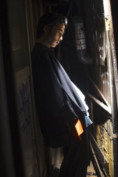 パターンを再構築して“動”の要素を生み出した Ground Y x FRED PERRY コラボコレクション第2弾 〈Fred Perry〉が誇る伝統のプレッピー/トラッドアイテムに山本耀司のDNAをつぎ込んだモードなアイテムがラインアップ 世界に名を轟かす巨匠デザイナー、山本耀司のDNAを引き継いだ〈Ground Y(グラウンド ワイ)〉とイギリスの代表的ブランド〈Fred Perry(フレッド ペリー)〉が、コラボレーション企画第2弾となる“Ground Y ☓ FRED PERRY 2018SS Collection”を発表。 2017年春夏コレクション以来となる本カプセルは、“Partial Destruction(半壊)”がテーマ。もはや説明不要の〈Fred Perry〉のシグネチャーピース、ポロシャツに異素材をブレンドするなど、定番アイテムを半壊し新たな視点から再構築したプロダクトが揃う。その他にもドレープを入れることでモード感が生まれたトラックスーツ、山本耀司の手書きロゴのプリントと〈Fred Perry〉のシンボルが刺繍されたトートバッグやカットソー、レザースニーカーも展開。また、ルックブックには、モデルのSUMIREと俳優の佐藤緋美を姉弟で起用している。 本コレクションは、6月1日(金)より〈Ground Y〉直営店舗、および 〈Fred Perry〉東京店、大阪店にて販売開始。まずは上のフォトロールよりルックブックをチェックし、リリースに備えて気になるアイテムを抑えておこう。 あわせて、〈Y-3(ワイスリー)〉から登場した新作スニーカー、Bashyoもお買い逃しのないように。