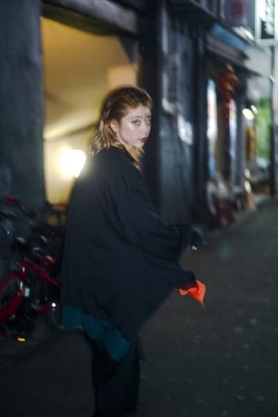 パターンを再構築して“動”の要素を生み出した Ground Y x FRED PERRY コラボコレクション第2弾 〈Fred Perry〉が誇る伝統のプレッピー/トラッドアイテムに山本耀司のDNAをつぎ込んだモードなアイテムがラインアップ 世界に名を轟かす巨匠デザイナー、山本耀司のDNAを引き継いだ〈Ground Y（グラウンド ワイ）〉とイギリスの代表的ブランド〈Fred Perry（フレッド ペリー）〉が、コラボレーション企画第2弾となる“Ground Y ☓ FRED PERRY 2018SS Collection”を発表。  2017年春夏コレクション以来となる本カプセルは、“Partial Destruction（半壊）”がテーマ。もはや説明不要の〈Fred Perry〉のシグネチャーピース、ポロシャツに異素材をブレンドするなど、定番アイテムを半壊し新たな視点から再構築したプロダクトが揃う。その他にもドレープを入れることでモード感が生まれたトラックスーツ、山本耀司の手書きロゴのプリントと〈Fred Perry〉のシンボルが刺繍されたトートバッグやカットソー、レザースニーカーも展開。また、ルックブックには、モデルのSUMIREと俳優の佐藤緋美を姉弟で起用している。  本コレクションは、6月1日（金）より〈Ground Y〉直営店舗、および 〈Fred Perry〉東京店、大阪店にて販売開始。まずは上のフォトロールよりルックブックをチェックし、リリースに備えて気になるアイテムを抑えておこう。  あわせて、〈Y-3（ワイスリー）〉から登場した新作スニーカー、Bashyoもお買い逃しのないように。