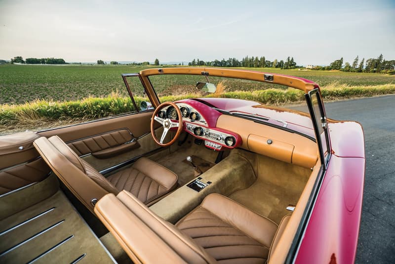 世に出回ることのなかった1961年製の至極のオープンカー Plymouth Asimmetrica Concept アメリカとイタリアの自動車メーカーの共同企画により生まれた歪ながらもヴィンテージカー特有の色気が漂う一台 ストリートが主流となった現代のファッションシーンにおいて、コラボレーションは日常茶飯事の出来事であるが、自動車業界においてメーカー同士が共同開発をすることは、技術面で互いに補完する必要がある場合を除き、滅多に話題になることはない。だが、1950〜60年代の「Chrysler(クライスラー)」と「Carrozzeria Ghia(カロッツェリア・ギア)」など、同産業内でもコラボレーションの名を冠した素晴らしいクリエイションが少なからず存在するのもまた事実である。恐らく、「RM Sotheby’s」が今年8月にモントレーで開催するオークションでは、そんな素晴らしいヴィンテージカーが出品されるのではないだろうか。 そのうちの一台が、そう。既述した「Chrysler」と「Carrozzeria Ghia」による1961年製のPlymouth Asimmetrica Roadsterである。両者は15年以上にわたり、ショーカー(展示用自動車)のプロデュースを行ってきた。ベースは「Chrysler」のメカニカル、ボディはイタリア北西部のチェリンにある「Ghia」、そしてデザインはカーデザイナーのVirgil Exner(ヴァージル・エクスナー)という配役で、だ。Asimmetricaという名前のはそのデザインに由来し、エンジンのバルジと吸入口がフロントに、一部のショートフィンが後部に存在する。101馬力を発揮する2.8リッター直列6気筒エンジンを積んだ同車は、XNRのショーカーとして製造されたが、最終的にプロダクション化されることはなかった。 そんな知る人ぞ知る、そして歪ながらも上品さが漂うPlymouth Asimmetrica Roadsterのデザインを是非、上のフォトギャラリーから堪能してみてはいかがだろうか。 1956年に製造されたMaserati A6G / 2000や、1971年製のFerrari Daytonaなど、『HYPEBEAST』が紹介してきたその他のヴィンテージカーもあわせてチェックしてみてほしい。