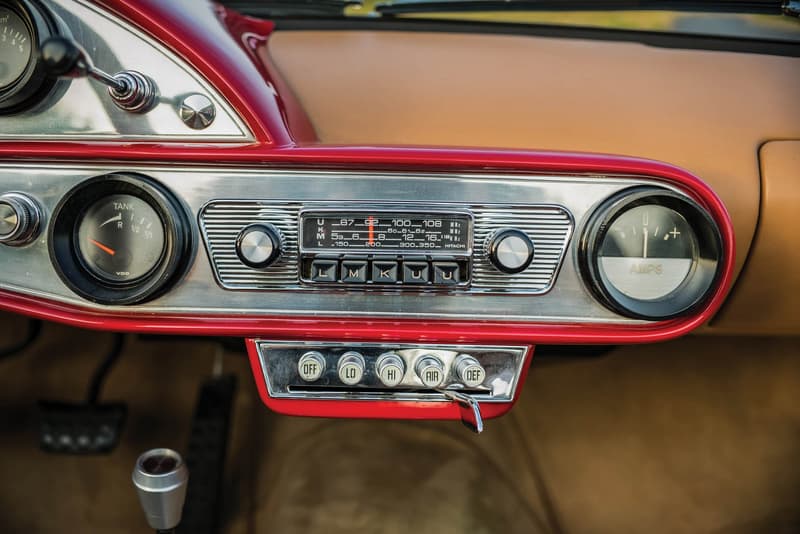 世に出回ることのなかった1961年製の至極のオープンカー Plymouth Asimmetrica Concept アメリカとイタリアの自動車メーカーの共同企画により生まれた歪ながらもヴィンテージカー特有の色気が漂う一台 ストリートが主流となった現代のファッションシーンにおいて、コラボレーションは日常茶飯事の出来事であるが、自動車業界においてメーカー同士が共同開発をすることは、技術面で互いに補完する必要がある場合を除き、滅多に話題になることはない。だが、1950〜60年代の「Chrysler(クライスラー)」と「Carrozzeria Ghia(カロッツェリア・ギア)」など、同産業内でもコラボレーションの名を冠した素晴らしいクリエイションが少なからず存在するのもまた事実である。恐らく、「RM Sotheby’s」が今年8月にモントレーで開催するオークションでは、そんな素晴らしいヴィンテージカーが出品されるのではないだろうか。 そのうちの一台が、そう。既述した「Chrysler」と「Carrozzeria Ghia」による1961年製のPlymouth Asimmetrica Roadsterである。両者は15年以上にわたり、ショーカー(展示用自動車)のプロデュースを行ってきた。ベースは「Chrysler」のメカニカル、ボディはイタリア北西部のチェリンにある「Ghia」、そしてデザインはカーデザイナーのVirgil Exner(ヴァージル・エクスナー)という配役で、だ。Asimmetricaという名前のはそのデザインに由来し、エンジンのバルジと吸入口がフロントに、一部のショートフィンが後部に存在する。101馬力を発揮する2.8リッター直列6気筒エンジンを積んだ同車は、XNRのショーカーとして製造されたが、最終的にプロダクション化されることはなかった。 そんな知る人ぞ知る、そして歪ながらも上品さが漂うPlymouth Asimmetrica Roadsterのデザインを是非、上のフォトギャラリーから堪能してみてはいかがだろうか。 1956年に製造されたMaserati A6G / 2000や、1971年製のFerrari Daytonaなど、『HYPEBEAST』が紹介してきたその他のヴィンテージカーもあわせてチェックしてみてほしい。