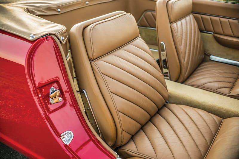 世に出回ることのなかった1961年製の至極のオープンカー Plymouth Asimmetrica Concept アメリカとイタリアの自動車メーカーの共同企画により生まれた歪ながらもヴィンテージカー特有の色気が漂う一台 ストリートが主流となった現代のファッションシーンにおいて、コラボレーションは日常茶飯事の出来事であるが、自動車業界においてメーカー同士が共同開発をすることは、技術面で互いに補完する必要がある場合を除き、滅多に話題になることはない。だが、1950〜60年代の「Chrysler(クライスラー)」と「Carrozzeria Ghia(カロッツェリア・ギア)」など、同産業内でもコラボレーションの名を冠した素晴らしいクリエイションが少なからず存在するのもまた事実である。恐らく、「RM Sotheby’s」が今年8月にモントレーで開催するオークションでは、そんな素晴らしいヴィンテージカーが出品されるのではないだろうか。 そのうちの一台が、そう。既述した「Chrysler」と「Carrozzeria Ghia」による1961年製のPlymouth Asimmetrica Roadsterである。両者は15年以上にわたり、ショーカー(展示用自動車)のプロデュースを行ってきた。ベースは「Chrysler」のメカニカル、ボディはイタリア北西部のチェリンにある「Ghia」、そしてデザインはカーデザイナーのVirgil Exner(ヴァージル・エクスナー)という配役で、だ。Asimmetricaという名前のはそのデザインに由来し、エンジンのバルジと吸入口がフロントに、一部のショートフィンが後部に存在する。101馬力を発揮する2.8リッター直列6気筒エンジンを積んだ同車は、XNRのショーカーとして製造されたが、最終的にプロダクション化されることはなかった。 そんな知る人ぞ知る、そして歪ながらも上品さが漂うPlymouth Asimmetrica Roadsterのデザインを是非、上のフォトギャラリーから堪能してみてはいかがだろうか。 1956年に製造されたMaserati A6G / 2000や、1971年製のFerrari Daytonaなど、『HYPEBEAST』が紹介してきたその他のヴィンテージカーもあわせてチェックしてみてほしい。