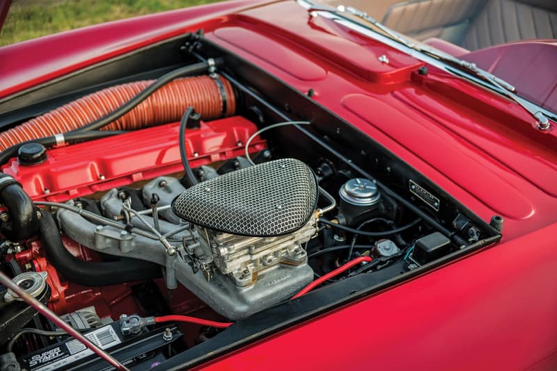 世に出回ることのなかった1961年製の至極のオープンカー Plymouth Asimmetrica Concept アメリカとイタリアの自動車メーカーの共同企画により生まれた歪ながらもヴィンテージカー特有の色気が漂う一台 ストリートが主流となった現代のファッションシーンにおいて、コラボレーションは日常茶飯事の出来事であるが、自動車業界においてメーカー同士が共同開発をすることは、技術面で互いに補完する必要がある場合を除き、滅多に話題になることはない。だが、1950〜60年代の「Chrysler(クライスラー)」と「Carrozzeria Ghia(カロッツェリア・ギア)」など、同産業内でもコラボレーションの名を冠した素晴らしいクリエイションが少なからず存在するのもまた事実である。恐らく、「RM Sotheby’s」が今年8月にモントレーで開催するオークションでは、そんな素晴らしいヴィンテージカーが出品されるのではないだろうか。 そのうちの一台が、そう。既述した「Chrysler」と「Carrozzeria Ghia」による1961年製のPlymouth Asimmetrica Roadsterである。両者は15年以上にわたり、ショーカー(展示用自動車)のプロデュースを行ってきた。ベースは「Chrysler」のメカニカル、ボディはイタリア北西部のチェリンにある「Ghia」、そしてデザインはカーデザイナーのVirgil Exner(ヴァージル・エクスナー)という配役で、だ。Asimmetricaという名前のはそのデザインに由来し、エンジンのバルジと吸入口がフロントに、一部のショートフィンが後部に存在する。101馬力を発揮する2.8リッター直列6気筒エンジンを積んだ同車は、XNRのショーカーとして製造されたが、最終的にプロダクション化されることはなかった。 そんな知る人ぞ知る、そして歪ながらも上品さが漂うPlymouth Asimmetrica Roadsterのデザインを是非、上のフォトギャラリーから堪能してみてはいかがだろうか。 1956年に製造されたMaserati A6G / 2000や、1971年製のFerrari Daytonaなど、『HYPEBEAST』が紹介してきたその他のヴィンテージカーもあわせてチェックしてみてほしい。