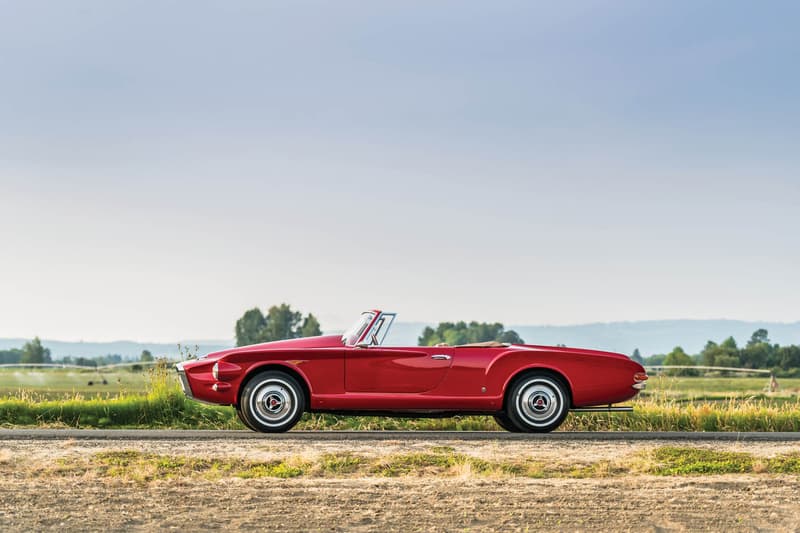世に出回ることのなかった1961年製の至極のオープンカー Plymouth Asimmetrica Concept アメリカとイタリアの自動車メーカーの共同企画により生まれた歪ながらもヴィンテージカー特有の色気が漂う一台 ストリートが主流となった現代のファッションシーンにおいて、コラボレーションは日常茶飯事の出来事であるが、自動車業界においてメーカー同士が共同開発をすることは、技術面で互いに補完する必要がある場合を除き、滅多に話題になることはない。だが、1950〜60年代の「Chrysler(クライスラー)」と「Carrozzeria Ghia(カロッツェリア・ギア)」など、同産業内でもコラボレーションの名を冠した素晴らしいクリエイションが少なからず存在するのもまた事実である。恐らく、「RM Sotheby’s」が今年8月にモントレーで開催するオークションでは、そんな素晴らしいヴィンテージカーが出品されるのではないだろうか。 そのうちの一台が、そう。既述した「Chrysler」と「Carrozzeria Ghia」による1961年製のPlymouth Asimmetrica Roadsterである。両者は15年以上にわたり、ショーカー(展示用自動車)のプロデュースを行ってきた。ベースは「Chrysler」のメカニカル、ボディはイタリア北西部のチェリンにある「Ghia」、そしてデザインはカーデザイナーのVirgil Exner(ヴァージル・エクスナー)という配役で、だ。Asimmetricaという名前のはそのデザインに由来し、エンジンのバルジと吸入口がフロントに、一部のショートフィンが後部に存在する。101馬力を発揮する2.8リッター直列6気筒エンジンを積んだ同車は、XNRのショーカーとして製造されたが、最終的にプロダクション化されることはなかった。 そんな知る人ぞ知る、そして歪ながらも上品さが漂うPlymouth Asimmetrica Roadsterのデザインを是非、上のフォトギャラリーから堪能してみてはいかがだろうか。 1956年に製造されたMaserati A6G / 2000や、1971年製のFerrari Daytonaなど、『HYPEBEAST』が紹介してきたその他のヴィンテージカーもあわせてチェックしてみてほしい。