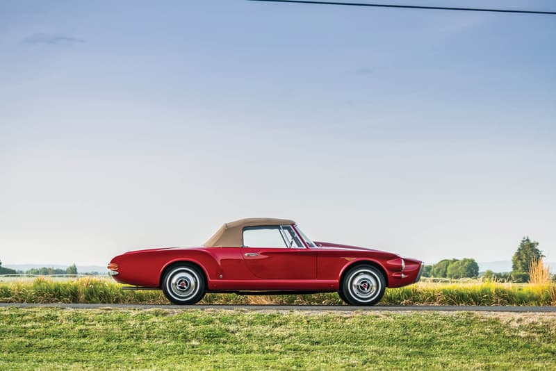世に出回ることのなかった1961年製の至極のオープンカー Plymouth Asimmetrica Concept アメリカとイタリアの自動車メーカーの共同企画により生まれた歪ながらもヴィンテージカー特有の色気が漂う一台 ストリートが主流となった現代のファッションシーンにおいて、コラボレーションは日常茶飯事の出来事であるが、自動車業界においてメーカー同士が共同開発をすることは、技術面で互いに補完する必要がある場合を除き、滅多に話題になることはない。だが、1950〜60年代の「Chrysler(クライスラー)」と「Carrozzeria Ghia(カロッツェリア・ギア)」など、同産業内でもコラボレーションの名を冠した素晴らしいクリエイションが少なからず存在するのもまた事実である。恐らく、「RM Sotheby’s」が今年8月にモントレーで開催するオークションでは、そんな素晴らしいヴィンテージカーが出品されるのではないだろうか。 そのうちの一台が、そう。既述した「Chrysler」と「Carrozzeria Ghia」による1961年製のPlymouth Asimmetrica Roadsterである。両者は15年以上にわたり、ショーカー(展示用自動車)のプロデュースを行ってきた。ベースは「Chrysler」のメカニカル、ボディはイタリア北西部のチェリンにある「Ghia」、そしてデザインはカーデザイナーのVirgil Exner(ヴァージル・エクスナー)という配役で、だ。Asimmetricaという名前のはそのデザインに由来し、エンジンのバルジと吸入口がフロントに、一部のショートフィンが後部に存在する。101馬力を発揮する2.8リッター直列6気筒エンジンを積んだ同車は、XNRのショーカーとして製造されたが、最終的にプロダクション化されることはなかった。 そんな知る人ぞ知る、そして歪ながらも上品さが漂うPlymouth Asimmetrica Roadsterのデザインを是非、上のフォトギャラリーから堪能してみてはいかがだろうか。 1956年に製造されたMaserati A6G / 2000や、1971年製のFerrari Daytonaなど、『HYPEBEAST』が紹介してきたその他のヴィンテージカーもあわせてチェックしてみてほしい。