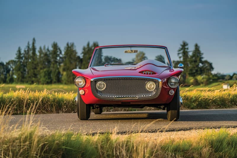 世に出回ることのなかった1961年製の至極のオープンカー Plymouth Asimmetrica Concept アメリカとイタリアの自動車メーカーの共同企画により生まれた歪ながらもヴィンテージカー特有の色気が漂う一台 ストリートが主流となった現代のファッションシーンにおいて、コラボレーションは日常茶飯事の出来事であるが、自動車業界においてメーカー同士が共同開発をすることは、技術面で互いに補完する必要がある場合を除き、滅多に話題になることはない。だが、1950〜60年代の「Chrysler(クライスラー)」と「Carrozzeria Ghia(カロッツェリア・ギア)」など、同産業内でもコラボレーションの名を冠した素晴らしいクリエイションが少なからず存在するのもまた事実である。恐らく、「RM Sotheby’s」が今年8月にモントレーで開催するオークションでは、そんな素晴らしいヴィンテージカーが出品されるのではないだろうか。 そのうちの一台が、そう。既述した「Chrysler」と「Carrozzeria Ghia」による1961年製のPlymouth Asimmetrica Roadsterである。両者は15年以上にわたり、ショーカー(展示用自動車)のプロデュースを行ってきた。ベースは「Chrysler」のメカニカル、ボディはイタリア北西部のチェリンにある「Ghia」、そしてデザインはカーデザイナーのVirgil Exner(ヴァージル・エクスナー)という配役で、だ。Asimmetricaという名前のはそのデザインに由来し、エンジンのバルジと吸入口がフロントに、一部のショートフィンが後部に存在する。101馬力を発揮する2.8リッター直列6気筒エンジンを積んだ同車は、XNRのショーカーとして製造されたが、最終的にプロダクション化されることはなかった。 そんな知る人ぞ知る、そして歪ながらも上品さが漂うPlymouth Asimmetrica Roadsterのデザインを是非、上のフォトギャラリーから堪能してみてはいかがだろうか。 1956年に製造されたMaserati A6G / 2000や、1971年製のFerrari Daytonaなど、『HYPEBEAST』が紹介してきたその他のヴィンテージカーもあわせてチェックしてみてほしい。