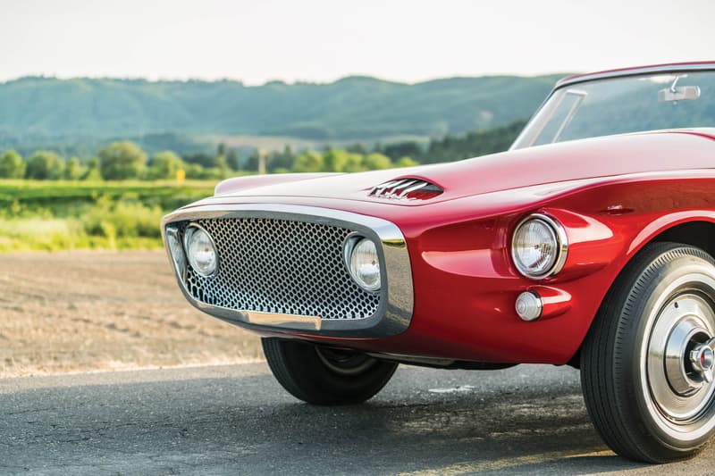 世に出回ることのなかった1961年製の至極のオープンカー Plymouth Asimmetrica Concept アメリカとイタリアの自動車メーカーの共同企画により生まれた歪ながらもヴィンテージカー特有の色気が漂う一台 ストリートが主流となった現代のファッションシーンにおいて、コラボレーションは日常茶飯事の出来事であるが、自動車業界においてメーカー同士が共同開発をすることは、技術面で互いに補完する必要がある場合を除き、滅多に話題になることはない。だが、1950〜60年代の「Chrysler(クライスラー)」と「Carrozzeria Ghia(カロッツェリア・ギア)」など、同産業内でもコラボレーションの名を冠した素晴らしいクリエイションが少なからず存在するのもまた事実である。恐らく、「RM Sotheby’s」が今年8月にモントレーで開催するオークションでは、そんな素晴らしいヴィンテージカーが出品されるのではないだろうか。 そのうちの一台が、そう。既述した「Chrysler」と「Carrozzeria Ghia」による1961年製のPlymouth Asimmetrica Roadsterである。両者は15年以上にわたり、ショーカー(展示用自動車)のプロデュースを行ってきた。ベースは「Chrysler」のメカニカル、ボディはイタリア北西部のチェリンにある「Ghia」、そしてデザインはカーデザイナーのVirgil Exner(ヴァージル・エクスナー)という配役で、だ。Asimmetricaという名前のはそのデザインに由来し、エンジンのバルジと吸入口がフロントに、一部のショートフィンが後部に存在する。101馬力を発揮する2.8リッター直列6気筒エンジンを積んだ同車は、XNRのショーカーとして製造されたが、最終的にプロダクション化されることはなかった。 そんな知る人ぞ知る、そして歪ながらも上品さが漂うPlymouth Asimmetrica Roadsterのデザインを是非、上のフォトギャラリーから堪能してみてはいかがだろうか。 1956年に製造されたMaserati A6G / 2000や、1971年製のFerrari Daytonaなど、『HYPEBEAST』が紹介してきたその他のヴィンテージカーもあわせてチェックしてみてほしい。
