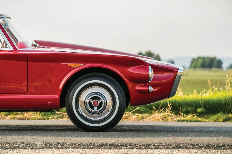 世に出回ることのなかった1961年製の至極のオープンカー Plymouth Asimmetrica Concept アメリカとイタリアの自動車メーカーの共同企画により生まれた歪ながらもヴィンテージカー特有の色気が漂う一台 ストリートが主流となった現代のファッションシーンにおいて、コラボレーションは日常茶飯事の出来事であるが、自動車業界においてメーカー同士が共同開発をすることは、技術面で互いに補完する必要がある場合を除き、滅多に話題になることはない。だが、1950〜60年代の「Chrysler(クライスラー)」と「Carrozzeria Ghia(カロッツェリア・ギア)」など、同産業内でもコラボレーションの名を冠した素晴らしいクリエイションが少なからず存在するのもまた事実である。恐らく、「RM Sotheby’s」が今年8月にモントレーで開催するオークションでは、そんな素晴らしいヴィンテージカーが出品されるのではないだろうか。 そのうちの一台が、そう。既述した「Chrysler」と「Carrozzeria Ghia」による1961年製のPlymouth Asimmetrica Roadsterである。両者は15年以上にわたり、ショーカー(展示用自動車)のプロデュースを行ってきた。ベースは「Chrysler」のメカニカル、ボディはイタリア北西部のチェリンにある「Ghia」、そしてデザインはカーデザイナーのVirgil Exner(ヴァージル・エクスナー)という配役で、だ。Asimmetricaという名前のはそのデザインに由来し、エンジンのバルジと吸入口がフロントに、一部のショートフィンが後部に存在する。101馬力を発揮する2.8リッター直列6気筒エンジンを積んだ同車は、XNRのショーカーとして製造されたが、最終的にプロダクション化されることはなかった。 そんな知る人ぞ知る、そして歪ながらも上品さが漂うPlymouth Asimmetrica Roadsterのデザインを是非、上のフォトギャラリーから堪能してみてはいかがだろうか。 1956年に製造されたMaserati A6G / 2000や、1971年製のFerrari Daytonaなど、『HYPEBEAST』が紹介してきたその他のヴィンテージカーもあわせてチェックしてみてほしい。