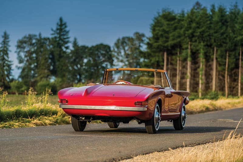 世に出回ることのなかった1961年製の至極のオープンカー Plymouth Asimmetrica Concept アメリカとイタリアの自動車メーカーの共同企画により生まれた歪ながらもヴィンテージカー特有の色気が漂う一台 ストリートが主流となった現代のファッションシーンにおいて、コラボレーションは日常茶飯事の出来事であるが、自動車業界においてメーカー同士が共同開発をすることは、技術面で互いに補完する必要がある場合を除き、滅多に話題になることはない。だが、1950〜60年代の「Chrysler(クライスラー)」と「Carrozzeria Ghia(カロッツェリア・ギア)」など、同産業内でもコラボレーションの名を冠した素晴らしいクリエイションが少なからず存在するのもまた事実である。恐らく、「RM Sotheby’s」が今年8月にモントレーで開催するオークションでは、そんな素晴らしいヴィンテージカーが出品されるのではないだろうか。 そのうちの一台が、そう。既述した「Chrysler」と「Carrozzeria Ghia」による1961年製のPlymouth Asimmetrica Roadsterである。両者は15年以上にわたり、ショーカー(展示用自動車)のプロデュースを行ってきた。ベースは「Chrysler」のメカニカル、ボディはイタリア北西部のチェリンにある「Ghia」、そしてデザインはカーデザイナーのVirgil Exner(ヴァージル・エクスナー)という配役で、だ。Asimmetricaという名前のはそのデザインに由来し、エンジンのバルジと吸入口がフロントに、一部のショートフィンが後部に存在する。101馬力を発揮する2.8リッター直列6気筒エンジンを積んだ同車は、XNRのショーカーとして製造されたが、最終的にプロダクション化されることはなかった。 そんな知る人ぞ知る、そして歪ながらも上品さが漂うPlymouth Asimmetrica Roadsterのデザインを是非、上のフォトギャラリーから堪能してみてはいかがだろうか。 1956年に製造されたMaserati A6G / 2000や、1971年製のFerrari Daytonaなど、『HYPEBEAST』が紹介してきたその他のヴィンテージカーもあわせてチェックしてみてほしい。