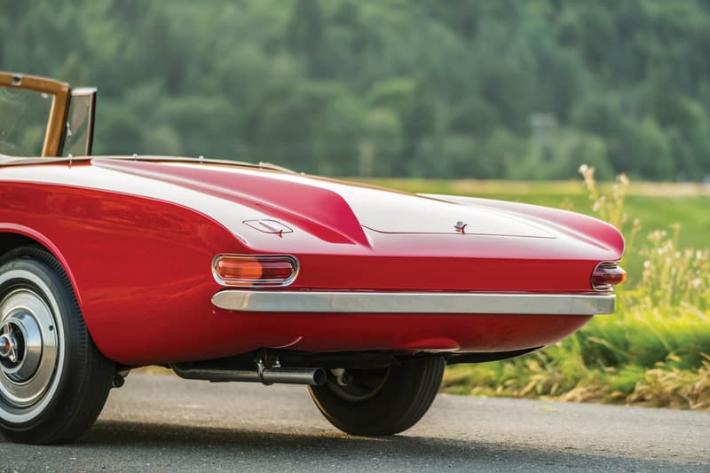 世に出回ることのなかった1961年製の至極のオープンカー Plymouth Asimmetrica Concept アメリカとイタリアの自動車メーカーの共同企画により生まれた歪ながらもヴィンテージカー特有の色気が漂う一台 ストリートが主流となった現代のファッションシーンにおいて、コラボレーションは日常茶飯事の出来事であるが、自動車業界においてメーカー同士が共同開発をすることは、技術面で互いに補完する必要がある場合を除き、滅多に話題になることはない。だが、1950〜60年代の「Chrysler(クライスラー)」と「Carrozzeria Ghia(カロッツェリア・ギア)」など、同産業内でもコラボレーションの名を冠した素晴らしいクリエイションが少なからず存在するのもまた事実である。恐らく、「RM Sotheby’s」が今年8月にモントレーで開催するオークションでは、そんな素晴らしいヴィンテージカーが出品されるのではないだろうか。 そのうちの一台が、そう。既述した「Chrysler」と「Carrozzeria Ghia」による1961年製のPlymouth Asimmetrica Roadsterである。両者は15年以上にわたり、ショーカー(展示用自動車)のプロデュースを行ってきた。ベースは「Chrysler」のメカニカル、ボディはイタリア北西部のチェリンにある「Ghia」、そしてデザインはカーデザイナーのVirgil Exner(ヴァージル・エクスナー)という配役で、だ。Asimmetricaという名前のはそのデザインに由来し、エンジンのバルジと吸入口がフロントに、一部のショートフィンが後部に存在する。101馬力を発揮する2.8リッター直列6気筒エンジンを積んだ同車は、XNRのショーカーとして製造されたが、最終的にプロダクション化されることはなかった。 そんな知る人ぞ知る、そして歪ながらも上品さが漂うPlymouth Asimmetrica Roadsterのデザインを是非、上のフォトギャラリーから堪能してみてはいかがだろうか。 1956年に製造されたMaserati A6G / 2000や、1971年製のFerrari Daytonaなど、『HYPEBEAST』が紹介してきたその他のヴィンテージカーもあわせてチェックしてみてほしい。