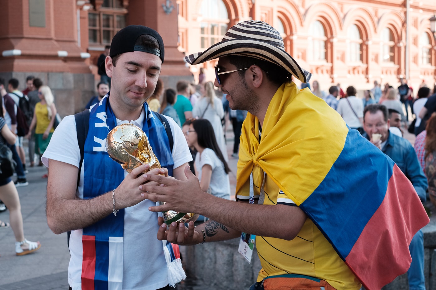 Streetsnaps 番外編：2018 FIFAワールドカップ ロシアよりモスクワの様子をお届け フットボールの祭典の開催地となったロシアの首都は開幕から休む間もなく終日お祭り騒ぎ ストリートスナップの番外編企画として、本稿では6月14日（木）より開幕した「2018 FIFAワールドカップ ロシア」より、モスクワの様子をお届け。開催国であるロシアが中東の雄サウジアラビアに5-0の快勝劇を披露したことで、首都のボルデージは一気に加熱。また、優勝候補の一角であるドイツをメキシコが下した一戦では、同国の首都メキシコシティで“人為的な地震”が観測されるほど、世界は今、4年に一度のフットボールの祭典に全視線が注がれている。  マネージュ広場やニコルスカヤ通りで敢行したストリートスナップは、試合毎に景色が変わっていく。南米の国家の対戦がある際にはまるでお祭りかのごとく陽気な雰囲気に包まれる一方、フットボールを見る目が肥えたヨーロッパの強豪国が登場すれば、人々がスタジアムさながらのテンションで一喜一憂する。  サッカー好きか否かに問わず、是非上のフォトギャラリーからフットボールに酔いしれるモスクワの様子をチェックしてみてほしい。  また、勝色を纏う選手たちの“覚悟”を収録した応援への士気を高める日本代表の特別ドキュメンタリー“勝色 THE NEW STORY 3”もお見逃しなく。
