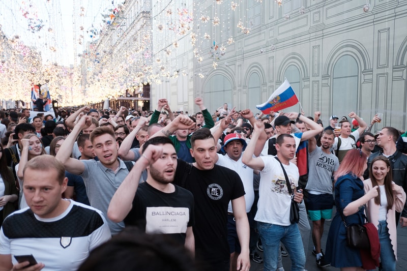 Streetsnaps 番外編：2018 FIFAワールドカップ ロシアよりモスクワの様子をお届け フットボールの祭典の開催地となったロシアの首都は開幕から休む間もなく終日お祭り騒ぎ ストリートスナップの番外編企画として、本稿では6月14日（木）より開幕した「2018 FIFAワールドカップ ロシア」より、モスクワの様子をお届け。開催国であるロシアが中東の雄サウジアラビアに5-0の快勝劇を披露したことで、首都のボルデージは一気に加熱。また、優勝候補の一角であるドイツをメキシコが下した一戦では、同国の首都メキシコシティで“人為的な地震”が観測されるほど、世界は今、4年に一度のフットボールの祭典に全視線が注がれている。  マネージュ広場やニコルスカヤ通りで敢行したストリートスナップは、試合毎に景色が変わっていく。南米の国家の対戦がある際にはまるでお祭りかのごとく陽気な雰囲気に包まれる一方、フットボールを見る目が肥えたヨーロッパの強豪国が登場すれば、人々がスタジアムさながらのテンションで一喜一憂する。  サッカー好きか否かに問わず、是非上のフォトギャラリーからフットボールに酔いしれるモスクワの様子をチェックしてみてほしい。  また、勝色を纏う選手たちの“覚悟”を収録した応援への士気を高める日本代表の特別ドキュメンタリー“勝色 THE NEW STORY 3”もお見逃しなく。