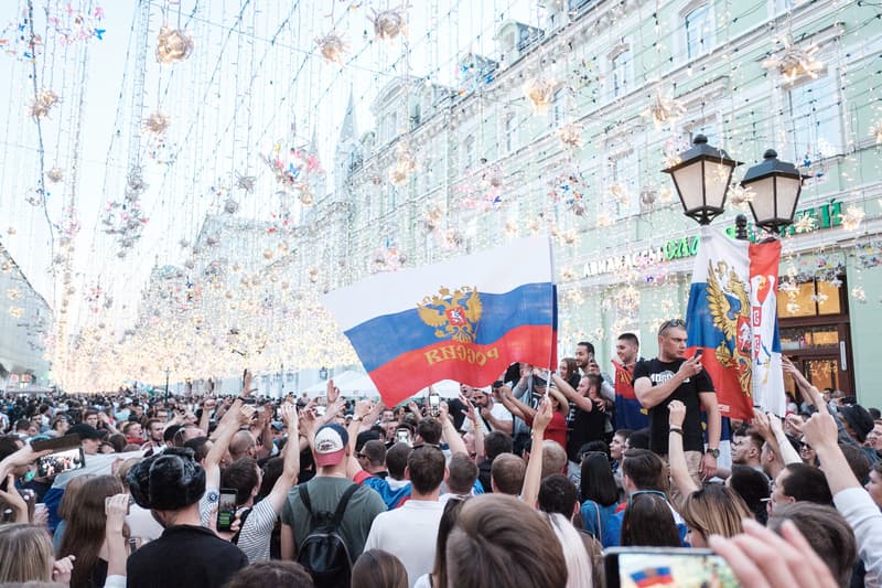 Streetsnaps 番外編：2018 FIFAワールドカップ ロシアよりモスクワの様子をお届け フットボールの祭典の開催地となったロシアの首都は開幕から休む間もなく終日お祭り騒ぎ ストリートスナップの番外編企画として、本稿では6月14日（木）より開幕した「2018 FIFAワールドカップ ロシア」より、モスクワの様子をお届け。開催国であるロシアが中東の雄サウジアラビアに5-0の快勝劇を披露したことで、首都のボルデージは一気に加熱。また、優勝候補の一角であるドイツをメキシコが下した一戦では、同国の首都メキシコシティで“人為的な地震”が観測されるほど、世界は今、4年に一度のフットボールの祭典に全視線が注がれている。  マネージュ広場やニコルスカヤ通りで敢行したストリートスナップは、試合毎に景色が変わっていく。南米の国家の対戦がある際にはまるでお祭りかのごとく陽気な雰囲気に包まれる一方、フットボールを見る目が肥えたヨーロッパの強豪国が登場すれば、人々がスタジアムさながらのテンションで一喜一憂する。  サッカー好きか否かに問わず、是非上のフォトギャラリーからフットボールに酔いしれるモスクワの様子をチェックしてみてほしい。  また、勝色を纏う選手たちの“覚悟”を収録した応援への士気を高める日本代表の特別ドキュメンタリー“勝色 THE NEW STORY 3”もお見逃しなく。