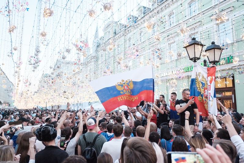 Streetsnaps 番外編：2018 FIFAワールドカップ ロシアよりモスクワの様子をお届け フットボールの祭典の開催地となったロシアの首都は開幕から休む間もなく終日お祭り騒ぎ ストリートスナップの番外編企画として、本稿では6月14日（木）より開幕した「2018 FIFAワールドカップ ロシア」より、モスクワの様子をお届け。開催国であるロシアが中東の雄サウジアラビアに5-0の快勝劇を披露したことで、首都のボルデージは一気に加熱。また、優勝候補の一角であるドイツをメキシコが下した一戦では、同国の首都メキシコシティで“人為的な地震”が観測されるほど、世界は今、4年に一度のフットボールの祭典に全視線が注がれている。  マネージュ広場やニコルスカヤ通りで敢行したストリートスナップは、試合毎に景色が変わっていく。南米の国家の対戦がある際にはまるでお祭りかのごとく陽気な雰囲気に包まれる一方、フットボールを見る目が肥えたヨーロッパの強豪国が登場すれば、人々がスタジアムさながらのテンションで一喜一憂する。  サッカー好きか否かに問わず、是非上のフォトギャラリーからフットボールに酔いしれるモスクワの様子をチェックしてみてほしい。  また、勝色を纏う選手たちの“覚悟”を収録した応援への士気を高める日本代表の特別ドキュメンタリー“勝色 THE NEW STORY 3”もお見逃しなく。