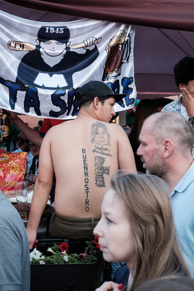 Streetsnaps 番外編：2018 FIFAワールドカップ ロシアよりモスクワの様子をお届け フットボールの祭典の開催地となったロシアの首都は開幕から休む間もなく終日お祭り騒ぎ ストリートスナップの番外編企画として、本稿では6月14日（木）より開幕した「2018 FIFAワールドカップ ロシア」より、モスクワの様子をお届け。開催国であるロシアが中東の雄サウジアラビアに5-0の快勝劇を披露したことで、首都のボルデージは一気に加熱。また、優勝候補の一角であるドイツをメキシコが下した一戦では、同国の首都メキシコシティで“人為的な地震”が観測されるほど、世界は今、4年に一度のフットボールの祭典に全視線が注がれている。  マネージュ広場やニコルスカヤ通りで敢行したストリートスナップは、試合毎に景色が変わっていく。南米の国家の対戦がある際にはまるでお祭りかのごとく陽気な雰囲気に包まれる一方、フットボールを見る目が肥えたヨーロッパの強豪国が登場すれば、人々がスタジアムさながらのテンションで一喜一憂する。  サッカー好きか否かに問わず、是非上のフォトギャラリーからフットボールに酔いしれるモスクワの様子をチェックしてみてほしい。  また、勝色を纏う選手たちの“覚悟”を収録した応援への士気を高める日本代表の特別ドキュメンタリー“勝色 THE NEW STORY 3”もお見逃しなく。