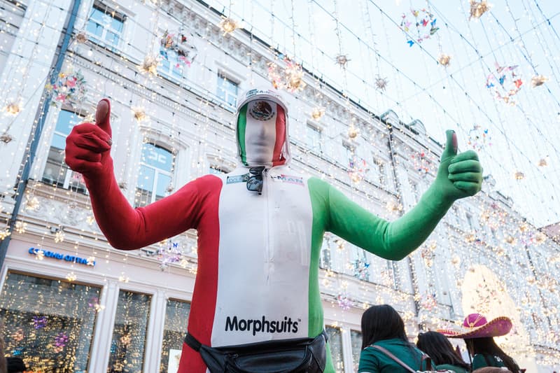 Streetsnaps 番外編：2018 FIFAワールドカップ ロシアよりモスクワの様子をお届け フットボールの祭典の開催地となったロシアの首都は開幕から休む間もなく終日お祭り騒ぎ ストリートスナップの番外編企画として、本稿では6月14日（木）より開幕した「2018 FIFAワールドカップ ロシア」より、モスクワの様子をお届け。開催国であるロシアが中東の雄サウジアラビアに5-0の快勝劇を披露したことで、首都のボルデージは一気に加熱。また、優勝候補の一角であるドイツをメキシコが下した一戦では、同国の首都メキシコシティで“人為的な地震”が観測されるほど、世界は今、4年に一度のフットボールの祭典に全視線が注がれている。  マネージュ広場やニコルスカヤ通りで敢行したストリートスナップは、試合毎に景色が変わっていく。南米の国家の対戦がある際にはまるでお祭りかのごとく陽気な雰囲気に包まれる一方、フットボールを見る目が肥えたヨーロッパの強豪国が登場すれば、人々がスタジアムさながらのテンションで一喜一憂する。  サッカー好きか否かに問わず、是非上のフォトギャラリーからフットボールに酔いしれるモスクワの様子をチェックしてみてほしい。  また、勝色を纏う選手たちの“覚悟”を収録した応援への士気を高める日本代表の特別ドキュメンタリー“勝色 THE NEW STORY 3”もお見逃しなく。
