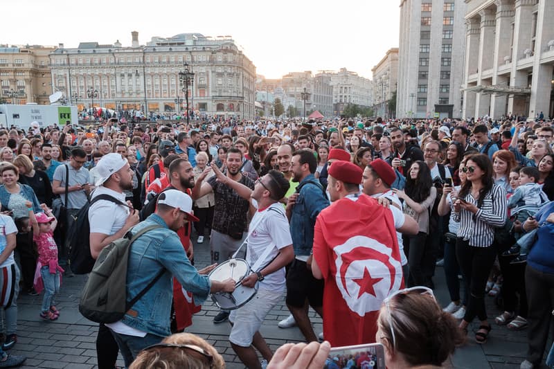 Streetsnaps 番外編：2018 FIFAワールドカップ ロシアよりモスクワの様子をお届け フットボールの祭典の開催地となったロシアの首都は開幕から休む間もなく終日お祭り騒ぎ ストリートスナップの番外編企画として、本稿では6月14日（木）より開幕した「2018 FIFAワールドカップ ロシア」より、モスクワの様子をお届け。開催国であるロシアが中東の雄サウジアラビアに5-0の快勝劇を披露したことで、首都のボルデージは一気に加熱。また、優勝候補の一角であるドイツをメキシコが下した一戦では、同国の首都メキシコシティで“人為的な地震”が観測されるほど、世界は今、4年に一度のフットボールの祭典に全視線が注がれている。  マネージュ広場やニコルスカヤ通りで敢行したストリートスナップは、試合毎に景色が変わっていく。南米の国家の対戦がある際にはまるでお祭りかのごとく陽気な雰囲気に包まれる一方、フットボールを見る目が肥えたヨーロッパの強豪国が登場すれば、人々がスタジアムさながらのテンションで一喜一憂する。  サッカー好きか否かに問わず、是非上のフォトギャラリーからフットボールに酔いしれるモスクワの様子をチェックしてみてほしい。  また、勝色を纏う選手たちの“覚悟”を収録した応援への士気を高める日本代表の特別ドキュメンタリー“勝色 THE NEW STORY 3”もお見逃しなく。
