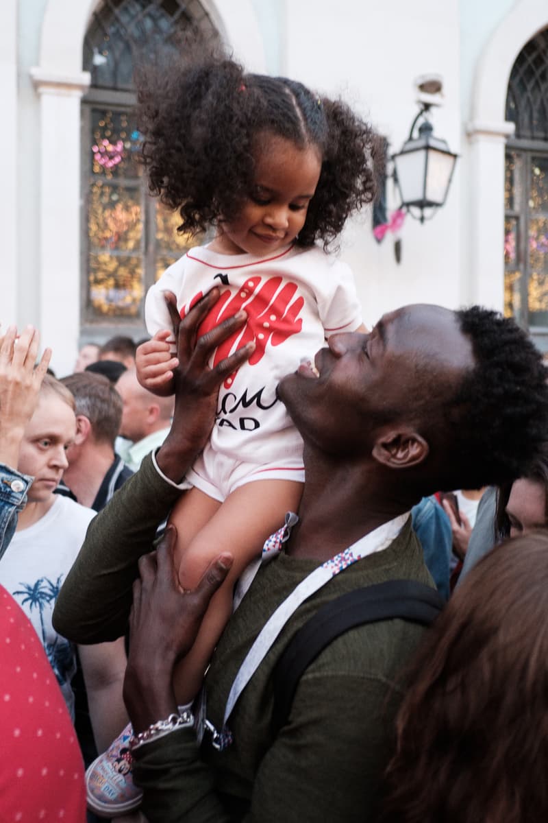 Streetsnaps 番外編：2018 FIFAワールドカップ ロシアよりモスクワの様子をお届け フットボールの祭典の開催地となったロシアの首都は開幕から休む間もなく終日お祭り騒ぎ ストリートスナップの番外編企画として、本稿では6月14日（木）より開幕した「2018 FIFAワールドカップ ロシア」より、モスクワの様子をお届け。開催国であるロシアが中東の雄サウジアラビアに5-0の快勝劇を披露したことで、首都のボルデージは一気に加熱。また、優勝候補の一角であるドイツをメキシコが下した一戦では、同国の首都メキシコシティで“人為的な地震”が観測されるほど、世界は今、4年に一度のフットボールの祭典に全視線が注がれている。  マネージュ広場やニコルスカヤ通りで敢行したストリートスナップは、試合毎に景色が変わっていく。南米の国家の対戦がある際にはまるでお祭りかのごとく陽気な雰囲気に包まれる一方、フットボールを見る目が肥えたヨーロッパの強豪国が登場すれば、人々がスタジアムさながらのテンションで一喜一憂する。  サッカー好きか否かに問わず、是非上のフォトギャラリーからフットボールに酔いしれるモスクワの様子をチェックしてみてほしい。  また、勝色を纏う選手たちの“覚悟”を収録した応援への士気を高める日本代表の特別ドキュメンタリー“勝色 THE NEW STORY 3”もお見逃しなく。